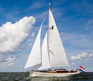 Lernen Sie die „Stoute Hendrik” kennen, eine moderne klassische Segelyacht aus dem Jahr 2008 vom Typ Puffin 41.